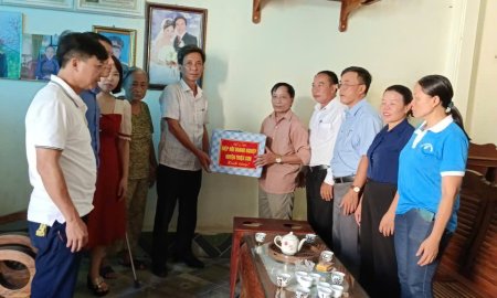 hội doanh nghiệp Triệu Sơn về xã Thọ Bình cùng với lãnh đạo địa phương và các đồng chí CB-CC trao tặng 4 xuất quà cho các gia đình chính sách nhân ngày 27/07a